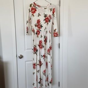 Floral maxi dress with pockets!